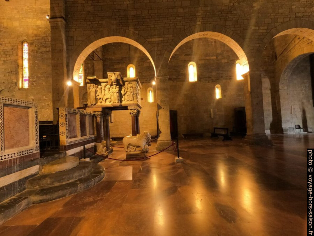Position de la chaire dans la nef de la cathédrale de Barga. Photo © André M. Winter