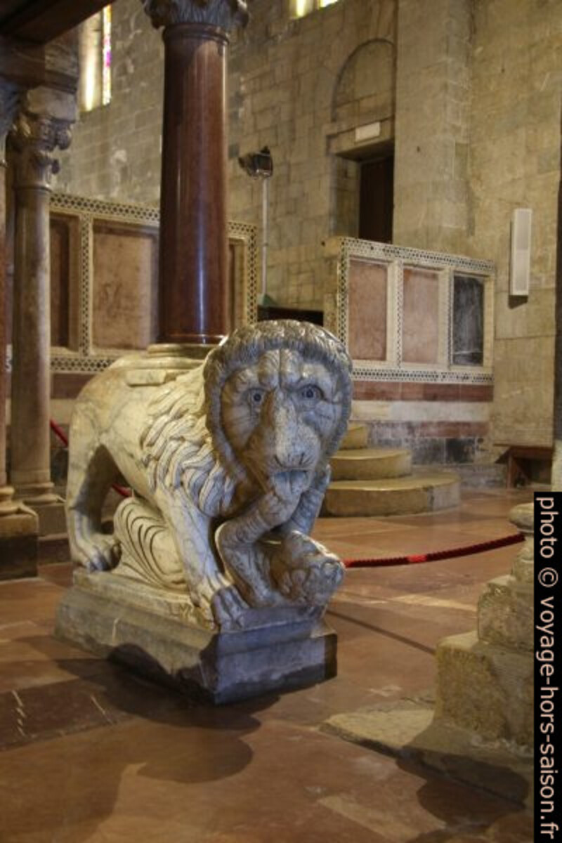 Lion droit sous la chaire de marbre de la cathédrale de Barga. Photo © André M. Winter