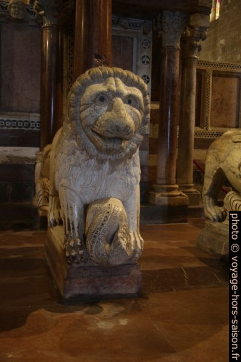 Lion gauche sous la chaire de marbre de la cathédrale de Barga. Photo © André M. Winter