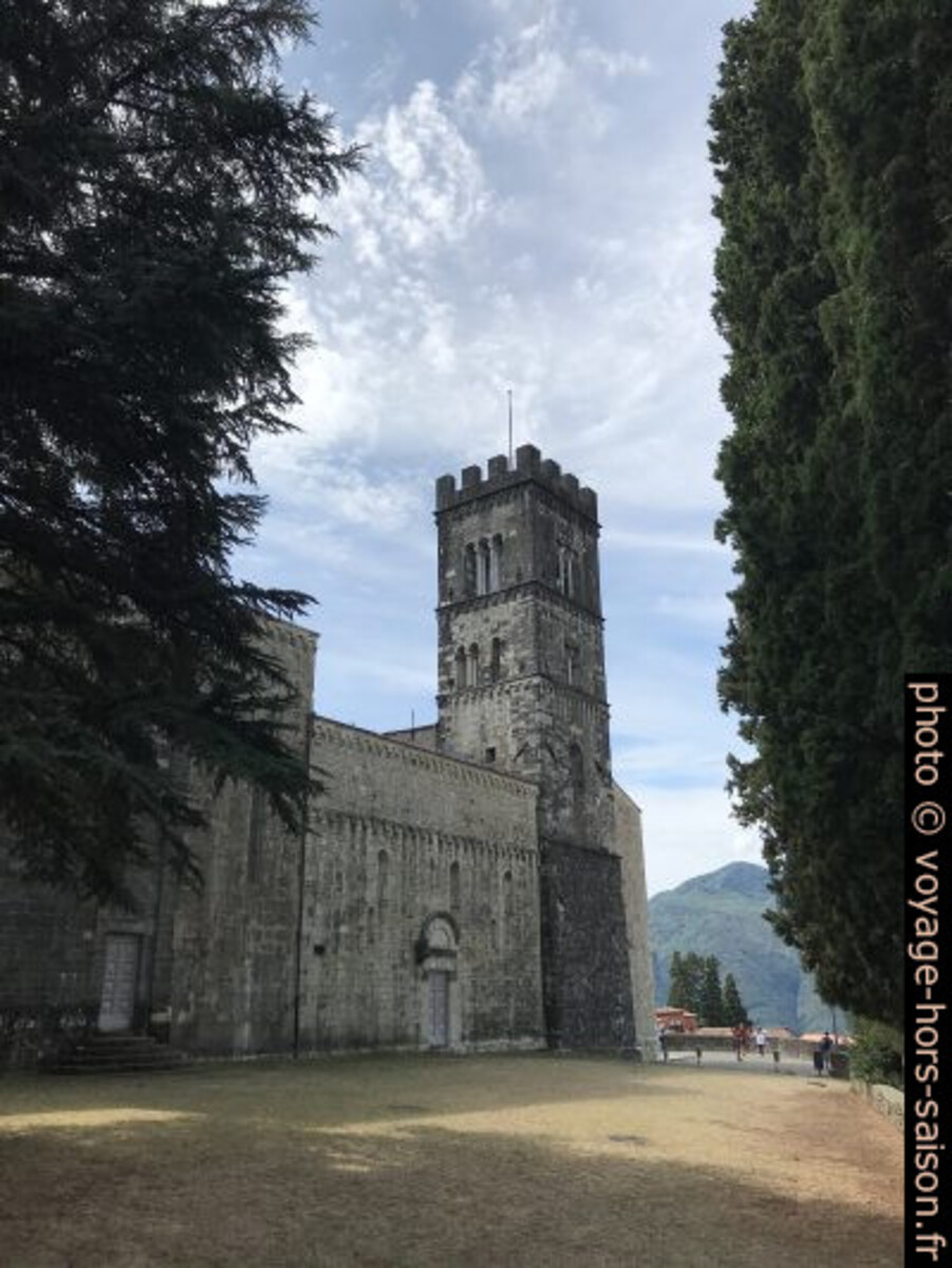 Clocher du Duomo di San Cristoforo de Barga. Photo © Alex Medwedeff