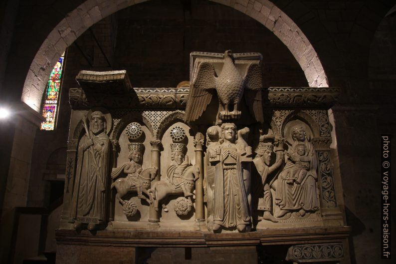 Décor de la chaire de marbre de la cathédrale de Barga. Photo © André M. Winter