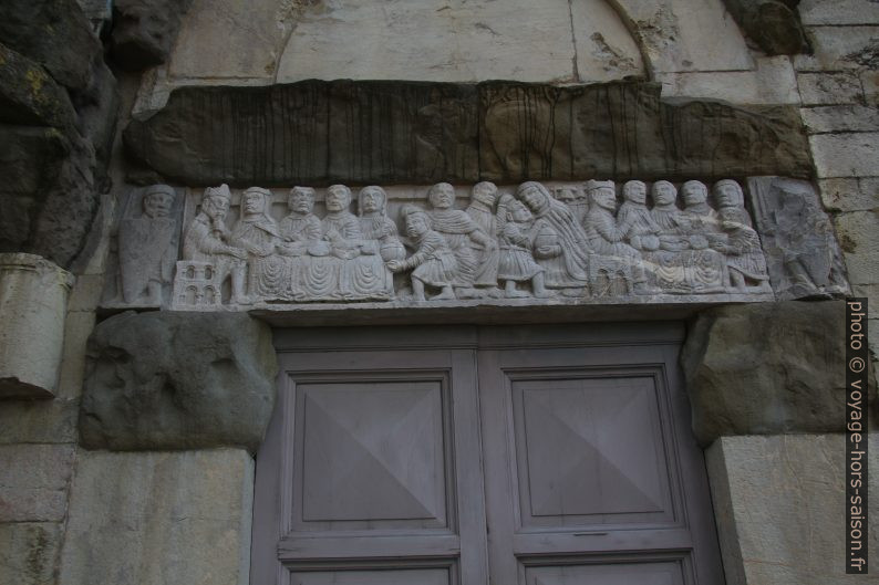 Linteau sculpté de la porte latérale du Duomo di San Cristoforo. Photo © André M. Winter