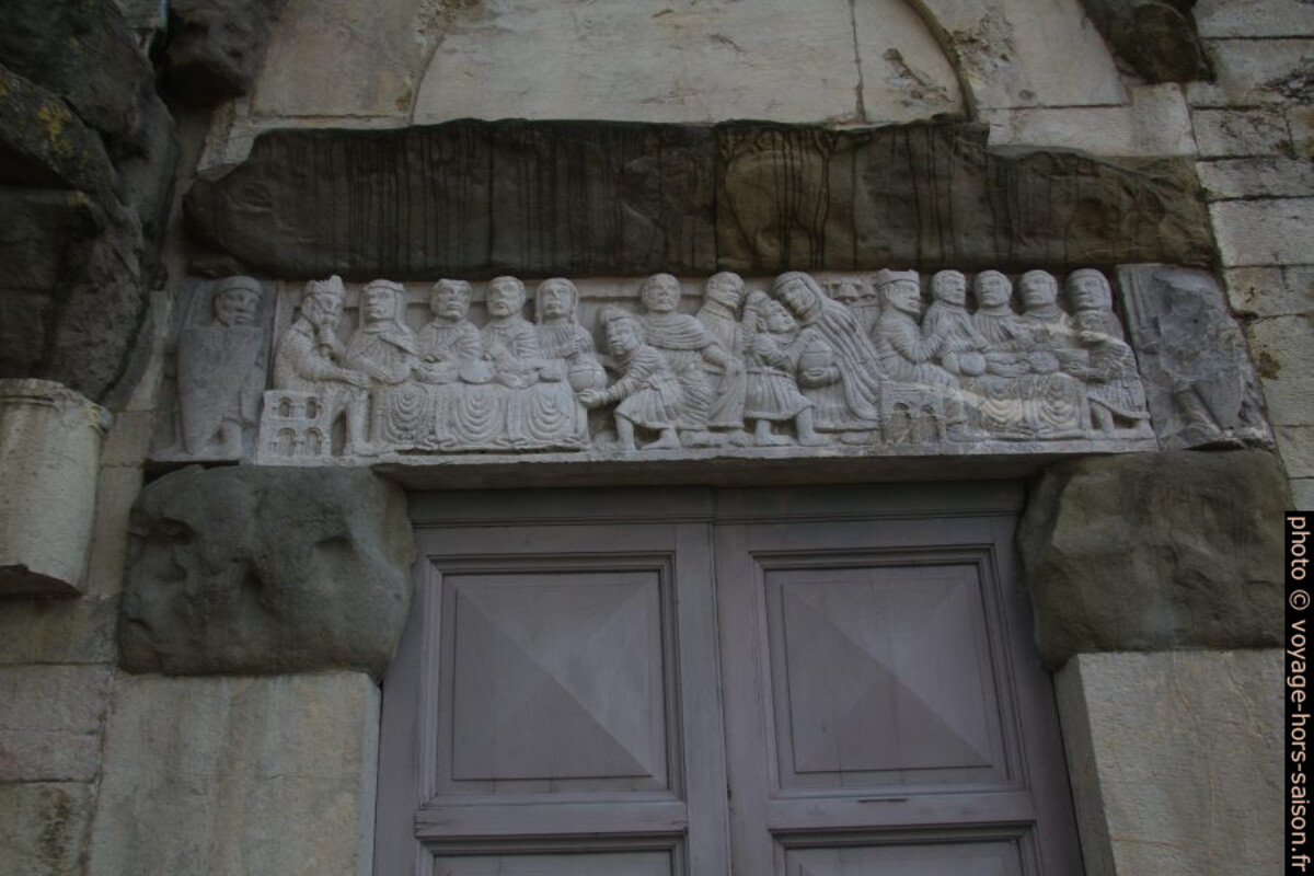 Linteau sculpté de la porte latérale du Duomo di San Cristoforo. Photo © André M. Winter