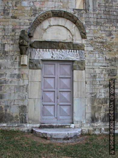 Porte latérale du Duomo di San Cristoforo. Photo © André M. Winter