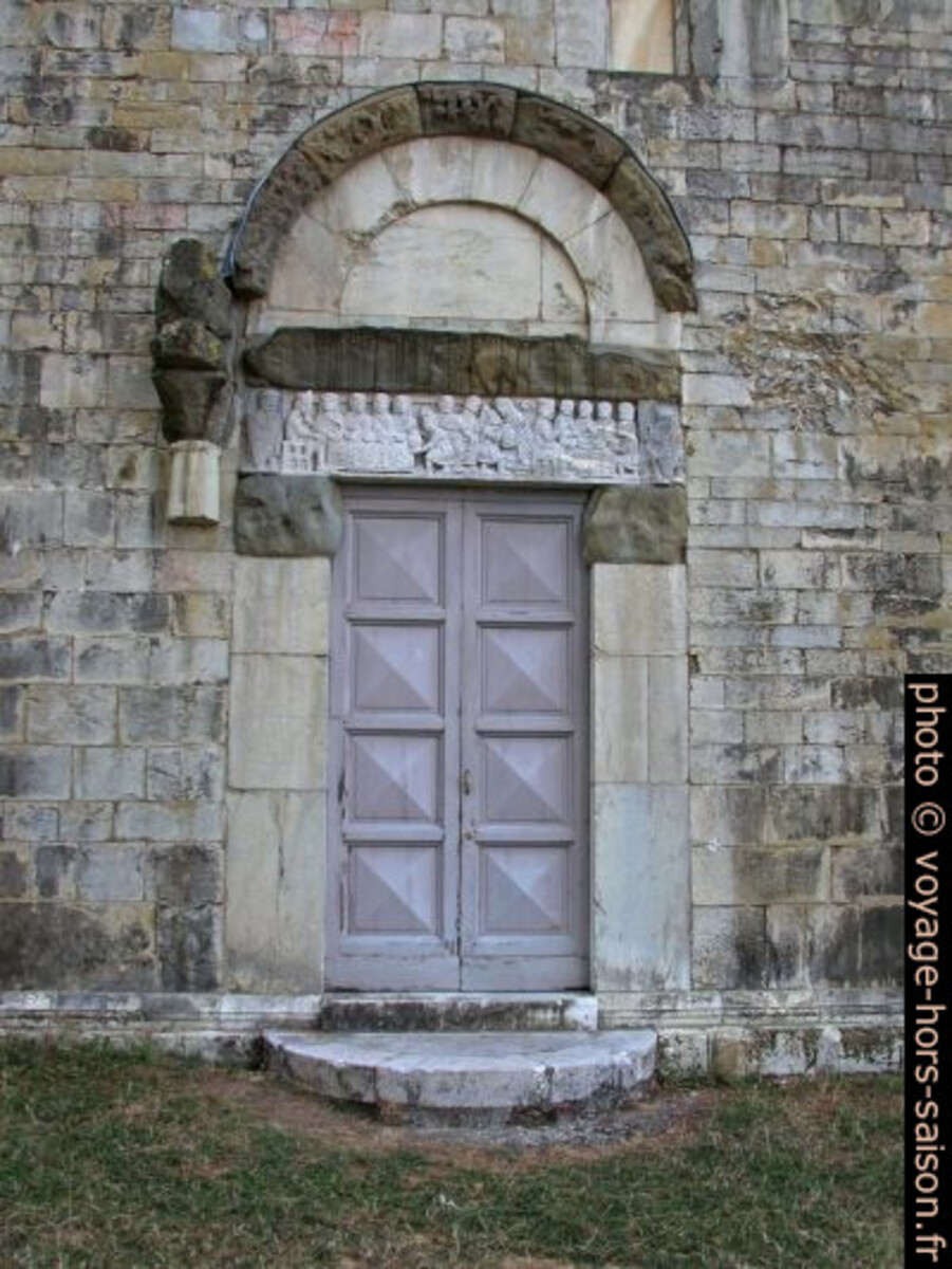 Porte latérale du Duomo di San Cristoforo. Photo © André M. Winter