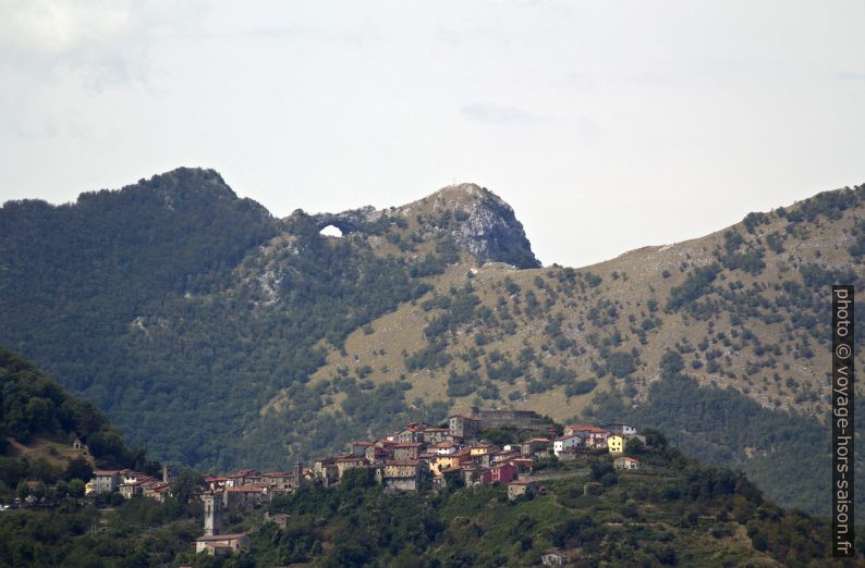 Vue du l'arche naturelle du Monte Forato à partir du parvis de la cathédrale de Barga. Photo © André M. Winter