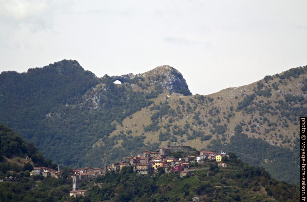 Vue du l'arche naturelle du Monte Forato à partir du parvis de la cathédrale de Barga. Photo © André M. Winter