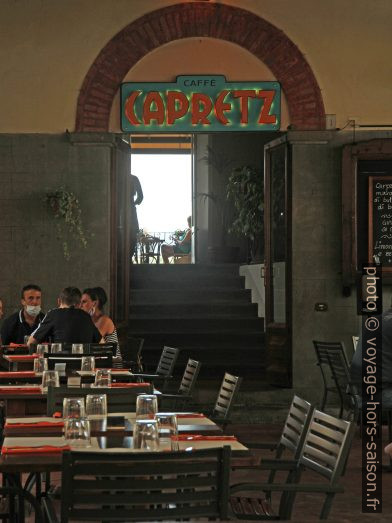 Terrasse couverte du Caffè Capretz à Barga. Photo © Alex Medwedeff