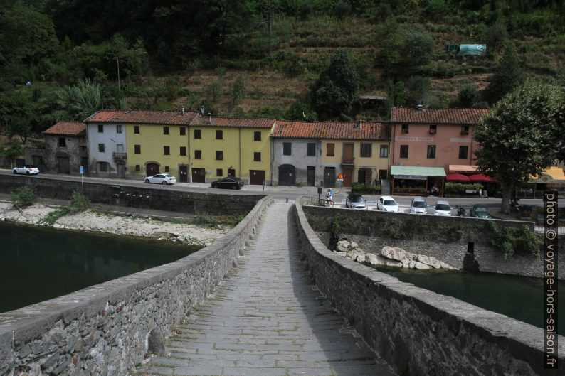 Les maisons à l'est du Ponte della Maddelena. Photo © Alex Medwedeff