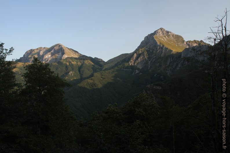 Lueurs matinales sur le Monte Corchia et la Piana della Croche. Photo © Alex Medwedeff