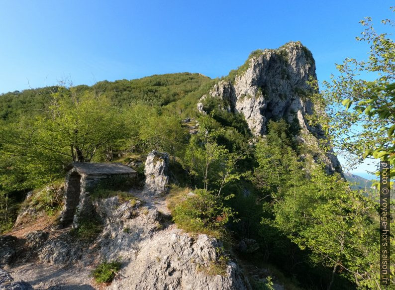 Chapelle-abri de la Foce delle Porchette et le Monte Nona au fond. Photo © André M. Winter