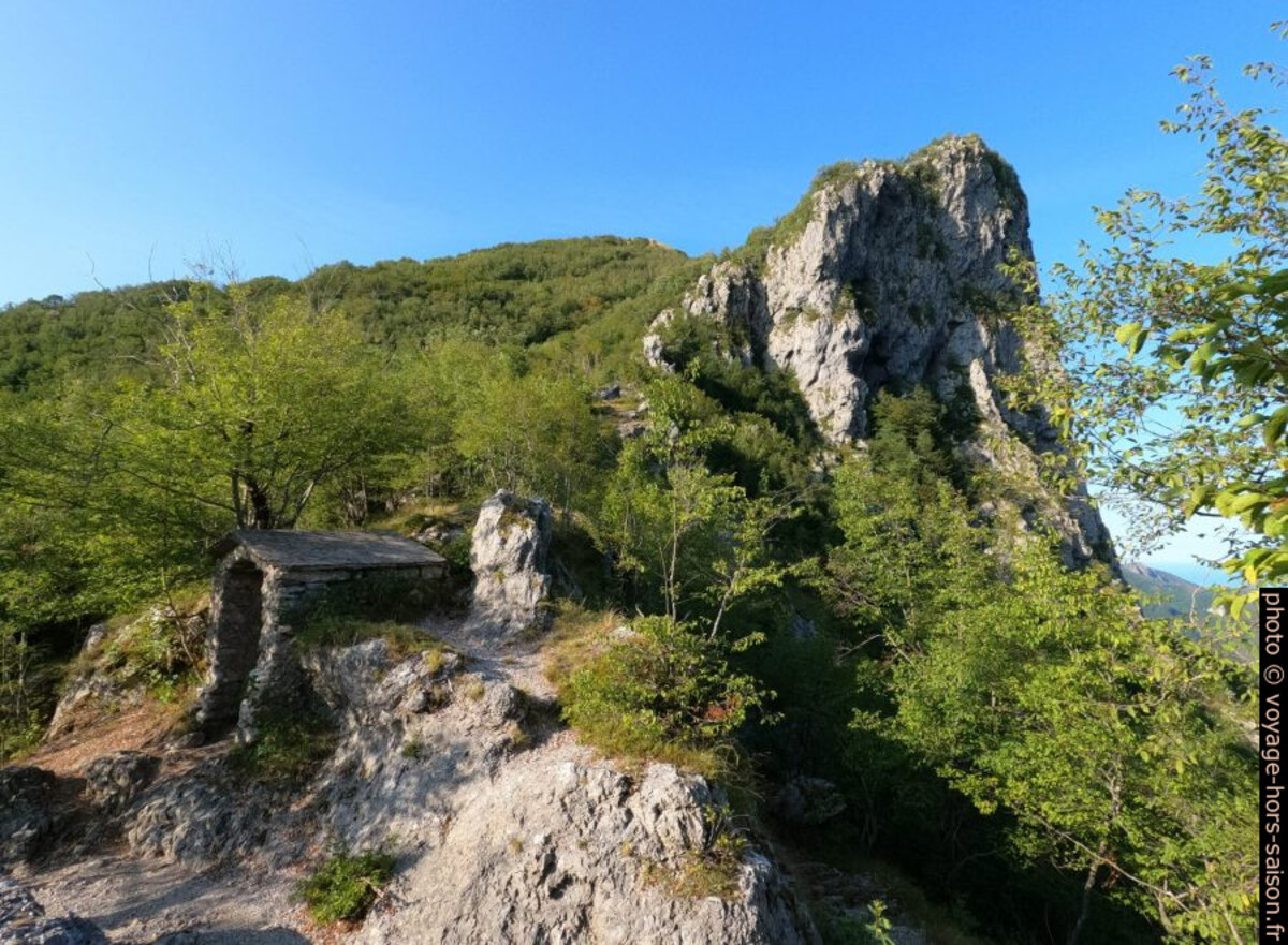 Chapelle-abri de la Foce delle Porchette et le Monte Nona au fond. Photo © André M. Winter