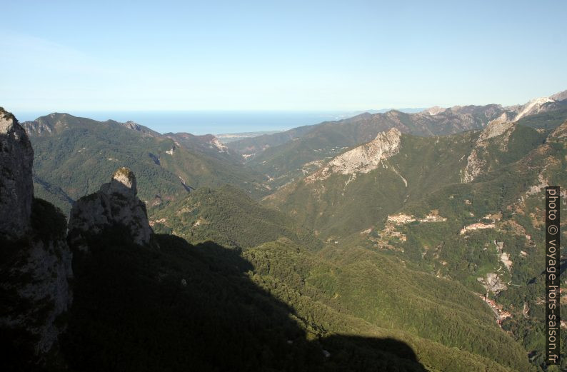 Vue du col Foce delle Porchette vers la mer. Photo © Alex Medwedeff