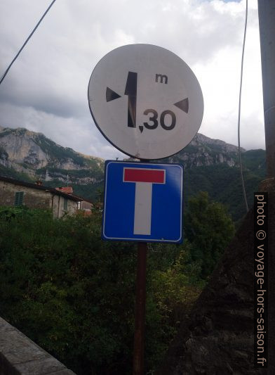 Un chiffre pour souligner l'étroitesse des ruelles de Stazzema. Photo © André M. Winter