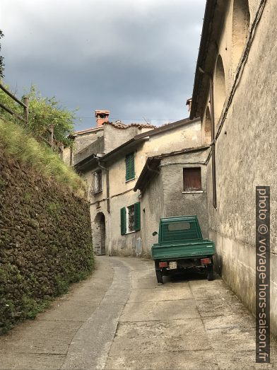 Un tricycle Paggio Ape garé dans une ruelle de Stazzema. Photo © Alex Medwedeff