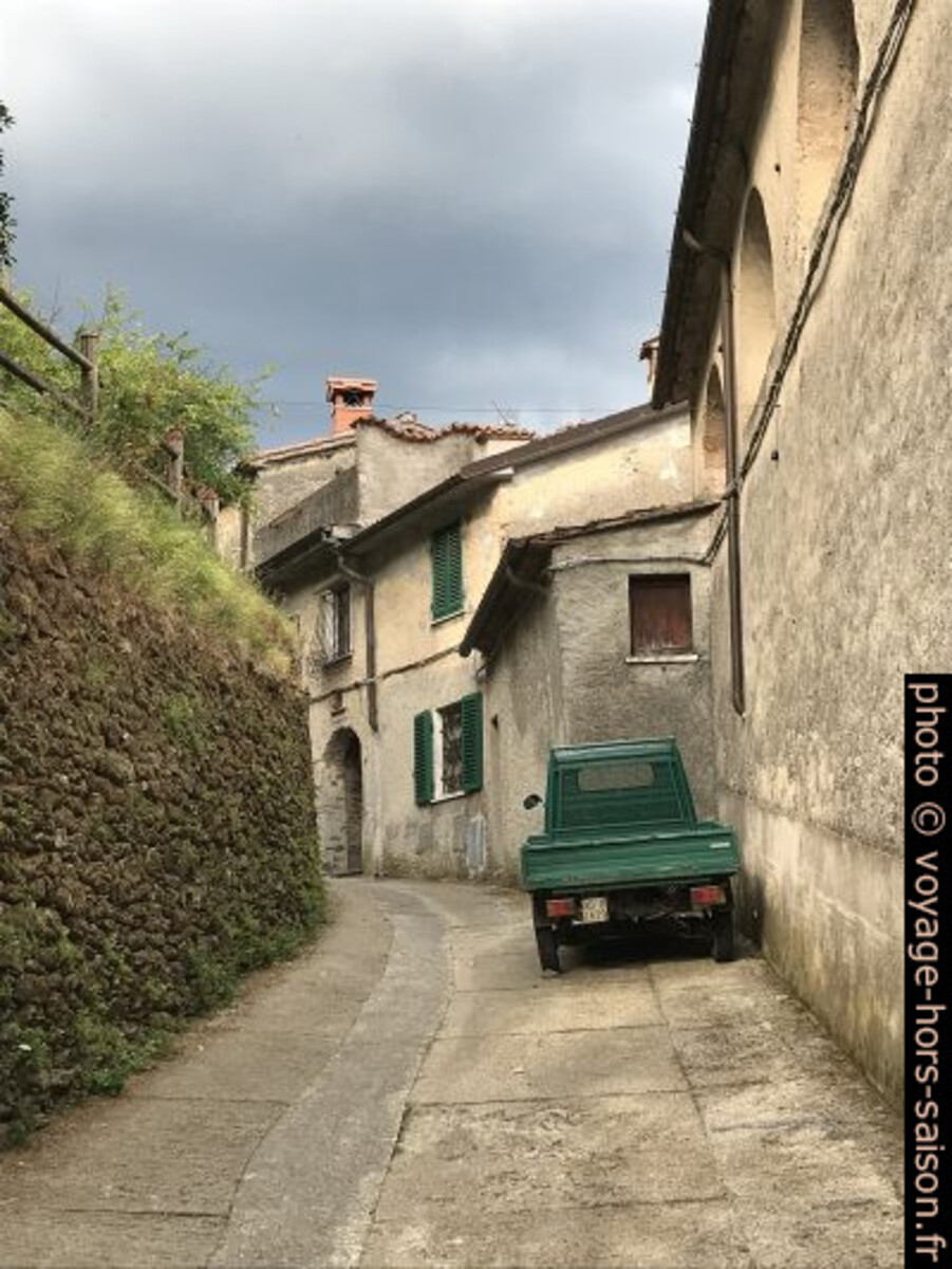 Un tricycle Paggio Ape garé dans une ruelle de Stazzema. Photo © Alex Medwedeff