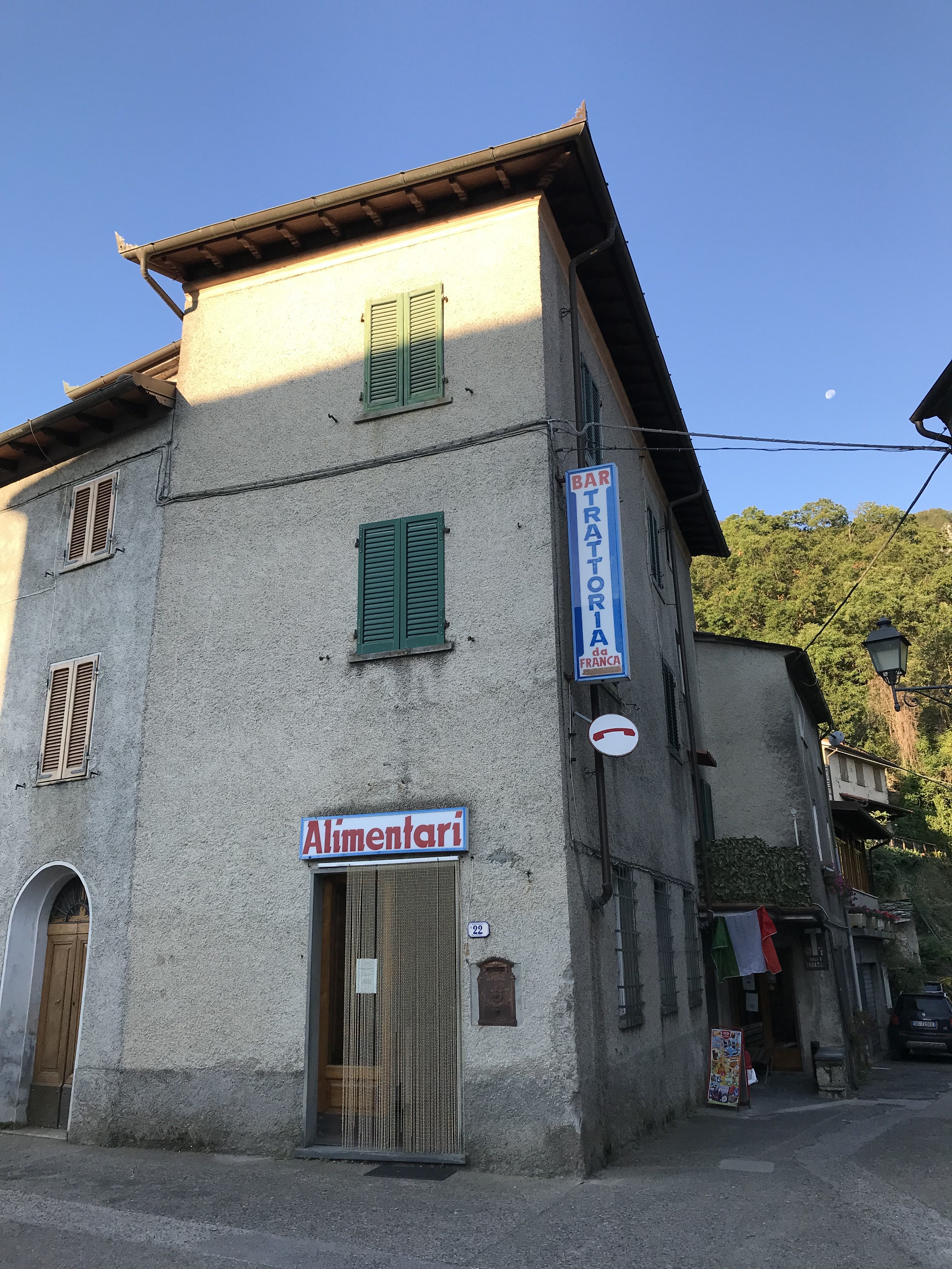 Le bar de Farnocchia vend aussi des produits alimentaires. Photo © Alex Medwedeff