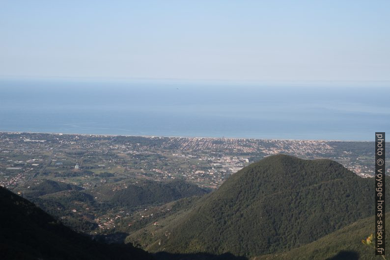 La côte toscane vue du Col de Farnocchia. Photo © Alex Medwedeff