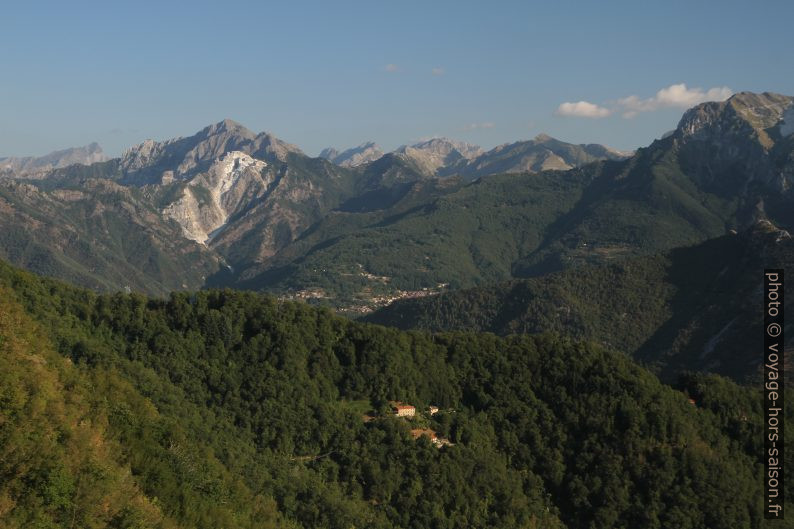 Montagne saignée par la Cava delle Cervaiole. Photo © Alex Medwedeff