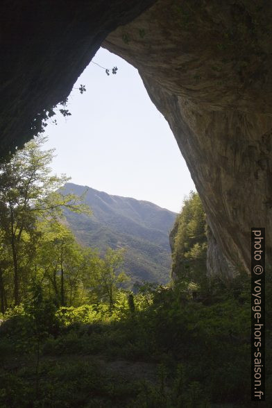 La Grotta del Tenaccio dans la Falesia di San Rocchino. Photo © Alex Medwedeff