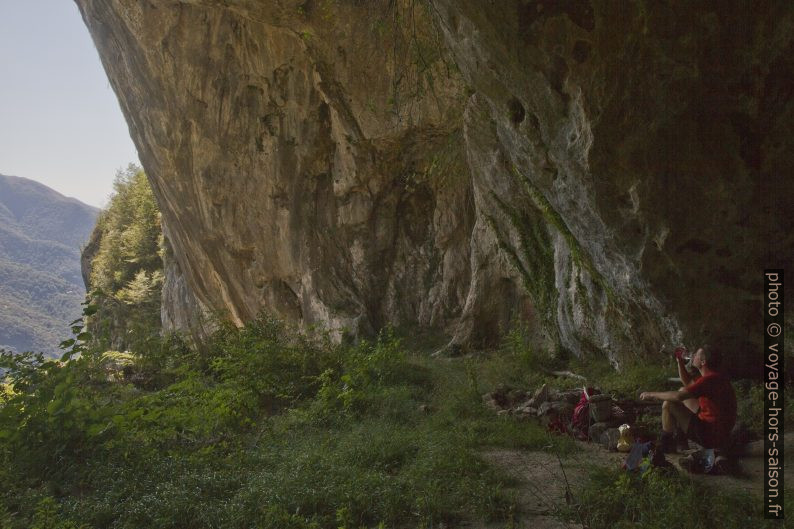 André fait une pause dans la Grotta del Tanaccio. Photo © Alex Medwedeff