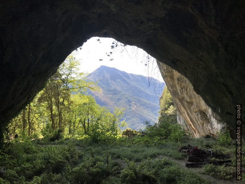 Le Monte Prana vu de la Grotta del Tanaccio. Photo © Alex Medwedeff
