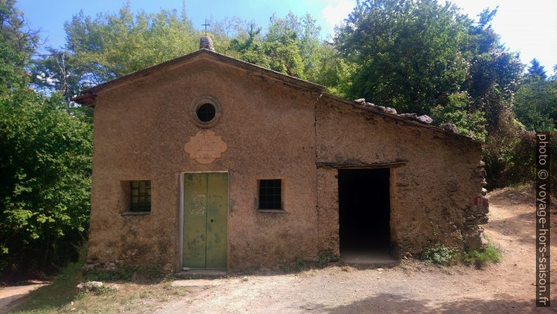 Chapelle et abri sur le col Foce di San Rocchino. Photo © Alex Medwedeff