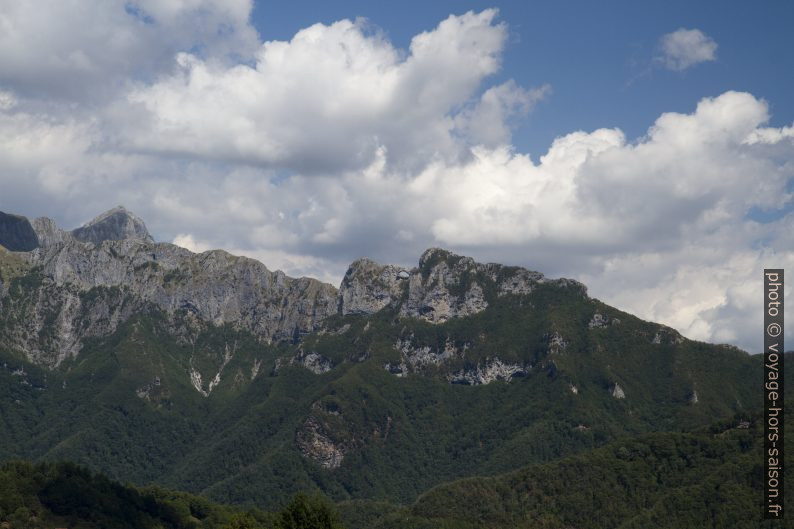 Monte Forato et l'arche rocheuse vue du sud. Photo © Alex Medwedeff