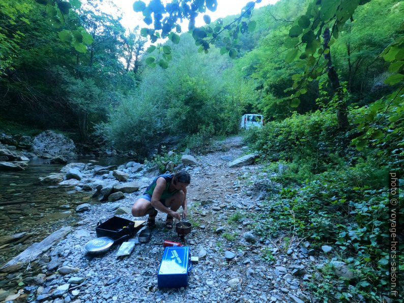 Alex cuisine au bord de la Turrite Secca. Photo © André M. Winter