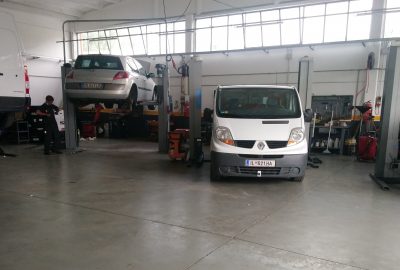 Notre Trafic au garage Renault Biagioni à Castelnuovo di Garfagnana. Photo © André M. Winter