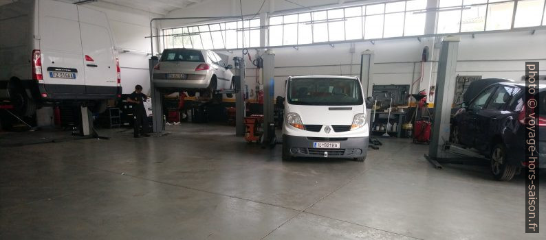 Notre Trafic au garage Renault Biagioni à Castelnuovo di Garfagnana. Photo © André M. Winter