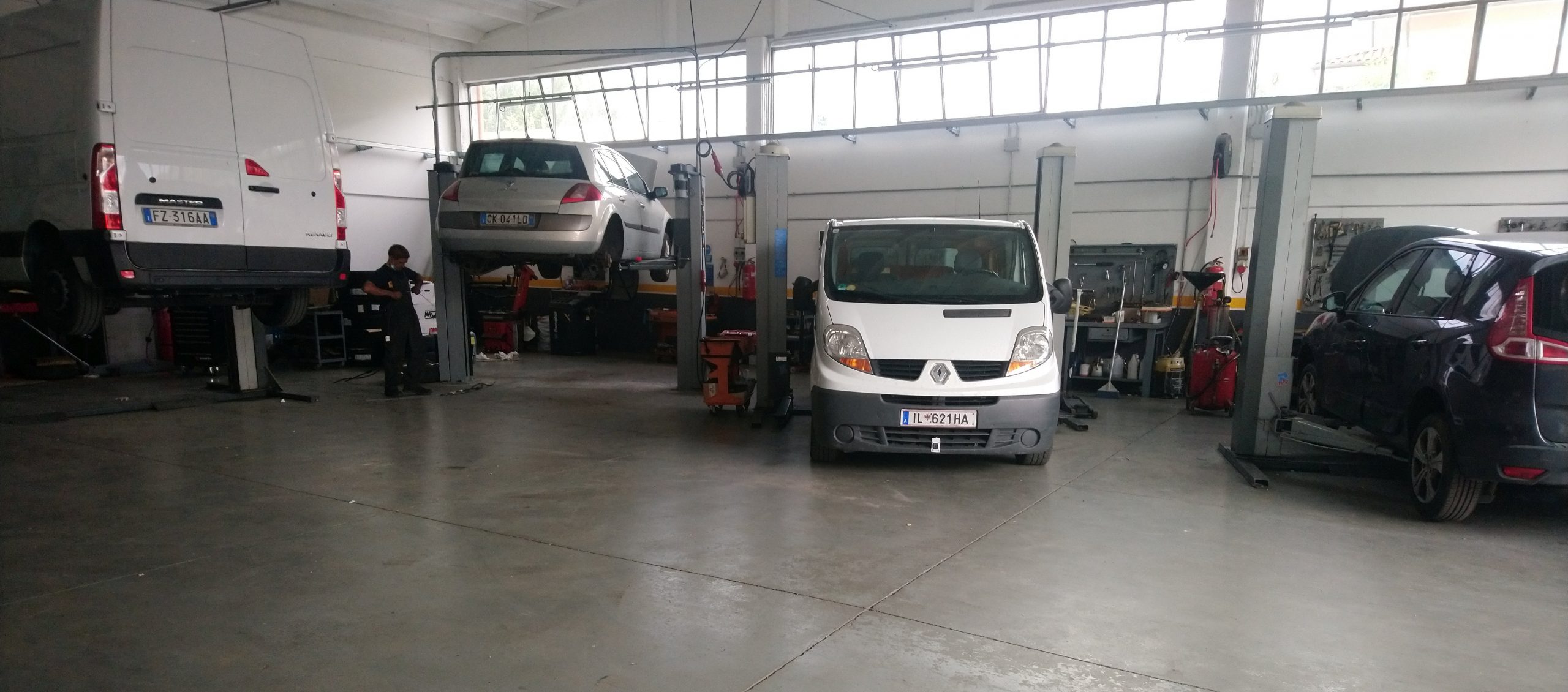Notre Trafic au garage Renault Biagioni à Castelnuovo di Garfagnana. Photo © André M. Winter
