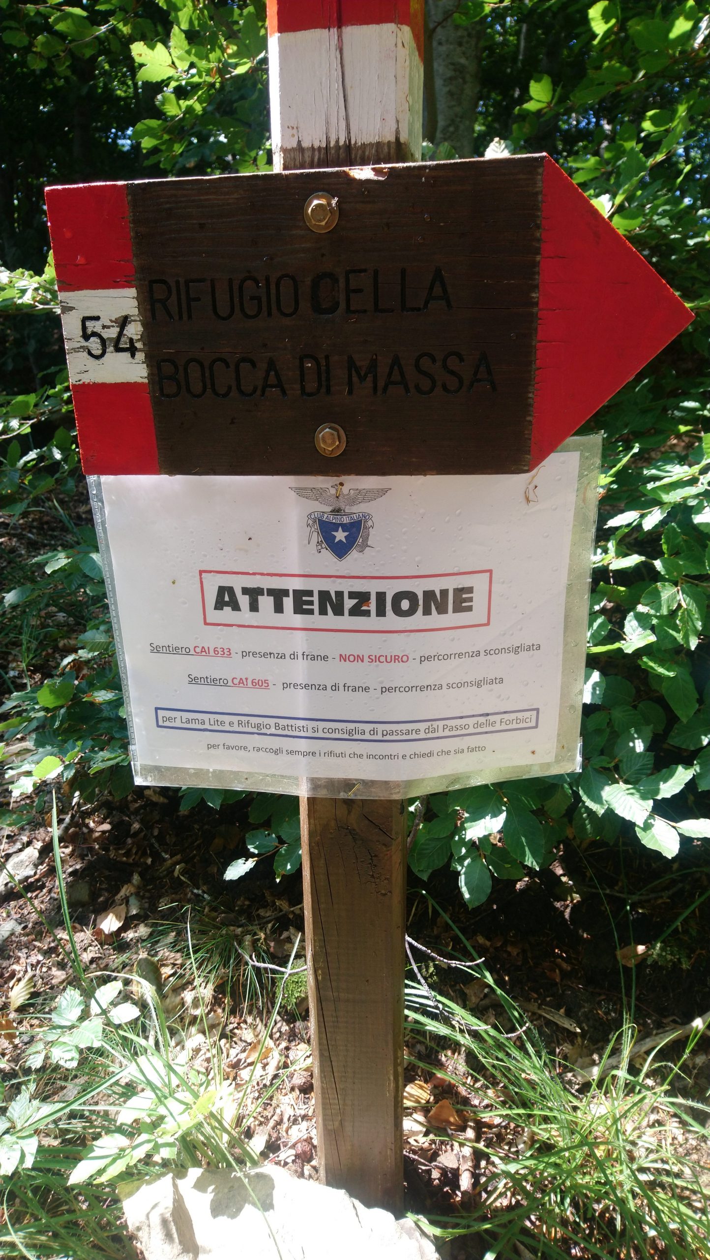 Avertissement de sentiers dangereux. Photo © André M. Winter