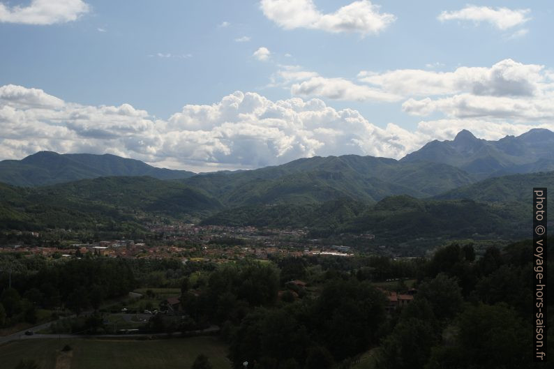 Vue de Castiglione vers Castelnuovo di Garfagnana. Photo © Alex Medwedeff