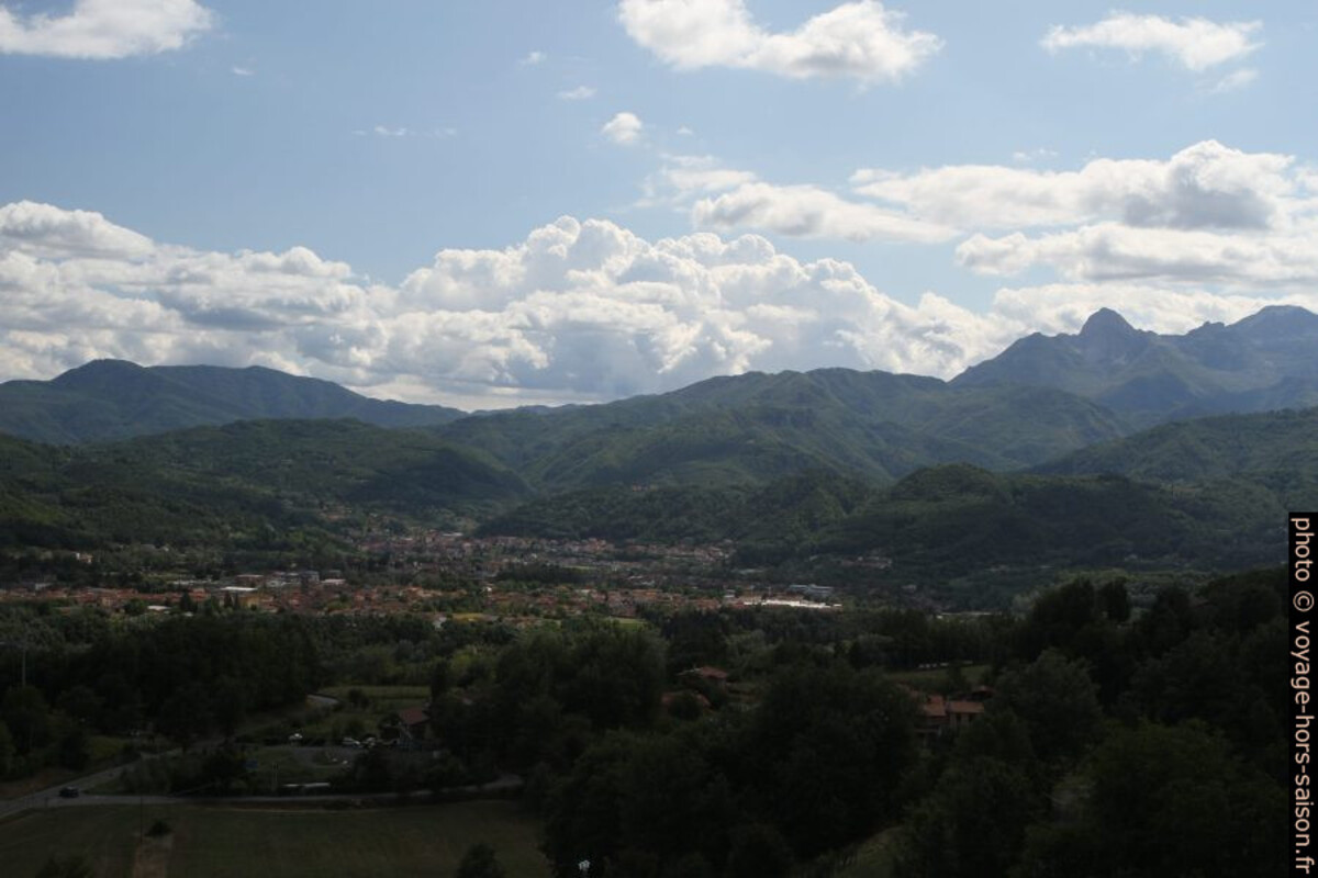 Vue de Castiglione vers Castelnuovo di Garfagnana. Photo © Alex Medwedeff