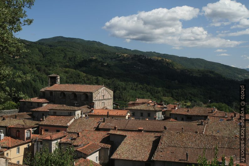 Vue vers l'église San Michele de Castiglione di Garfagnana. Photo © Alex Medwedeff