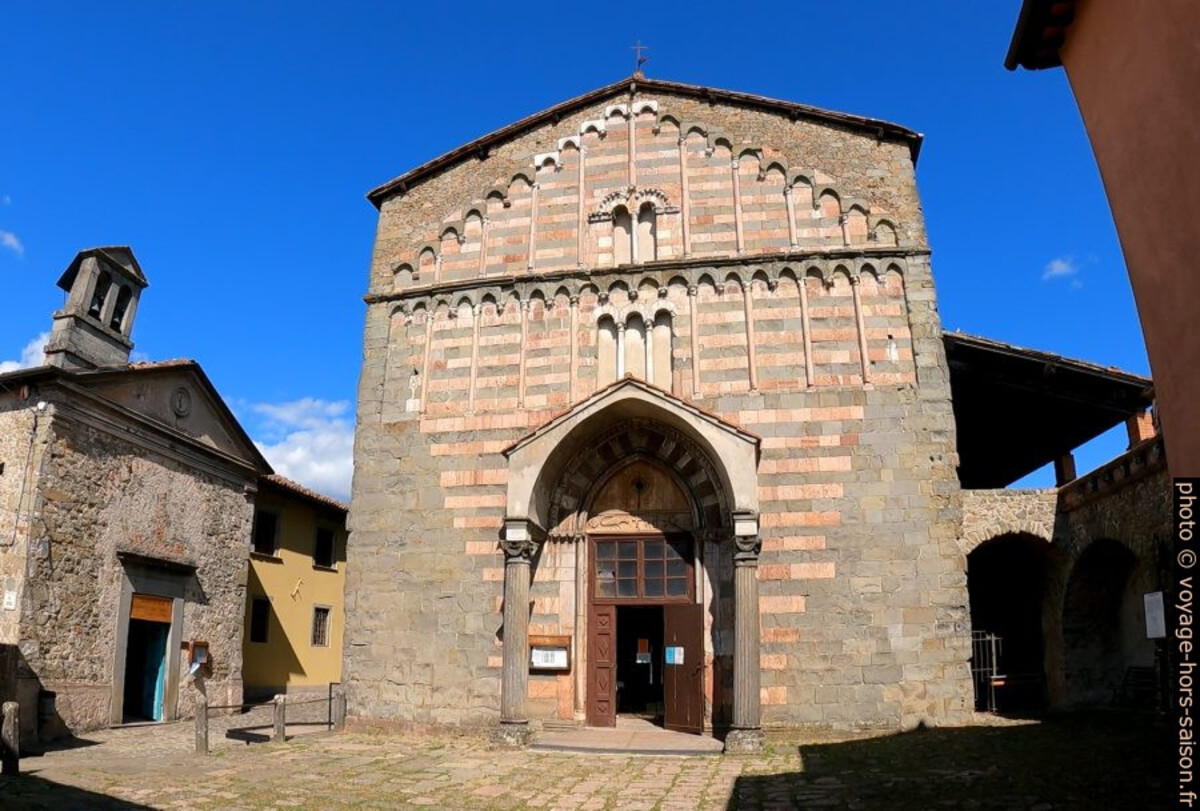 Facciata della Chiesa di San Michele di Castiglione di Garfagnana. Photo © André M. Winter