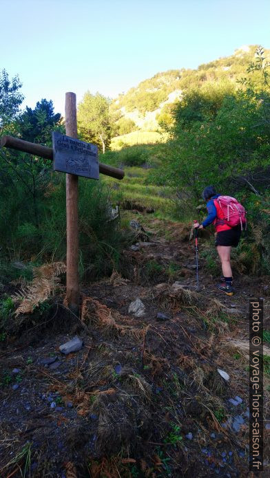 Alex au départ du sentier à Arni. Photo © André M. Winter