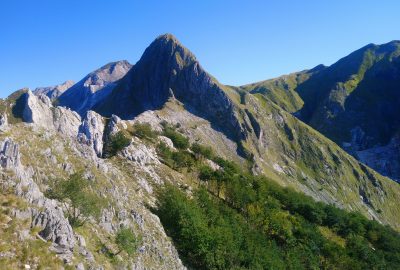 La crête et la face sud du Monte Macina. Photo © André M. Winter