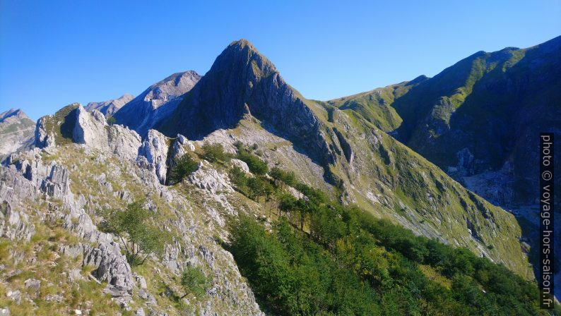 La crête et la face sud du Monte Macina. Photo © André M. Winter