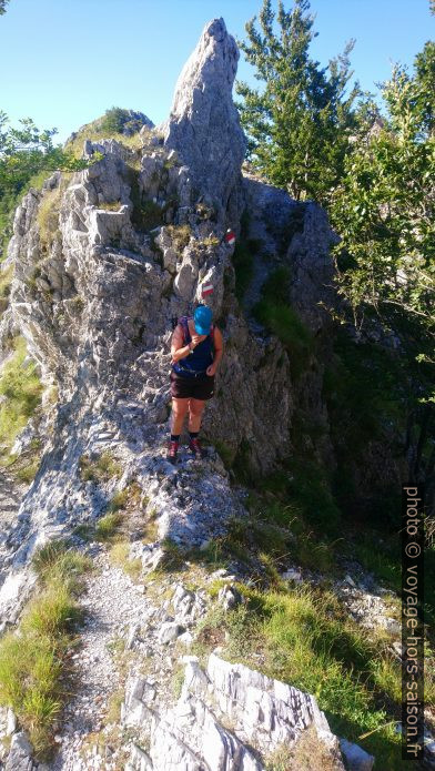 Alex après un passage étroit au-dessus du vide. Photo © André M. Winter