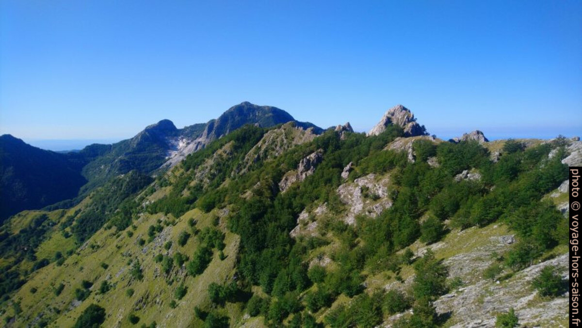 Vue retour sur la crête avec le Schienale dell'Asino. Photo © André M. Winter