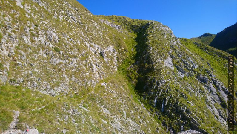 Sentier sortant vers l'est sous le Monte Macina. Photo © André M. Winter