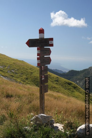 Poteau indicateur sur le Passo Sella. Photo © Alex Medwedeff