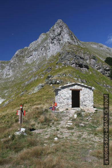 La chapelle-abri sur le Passo Sella. Photo © Alex Medwedeff