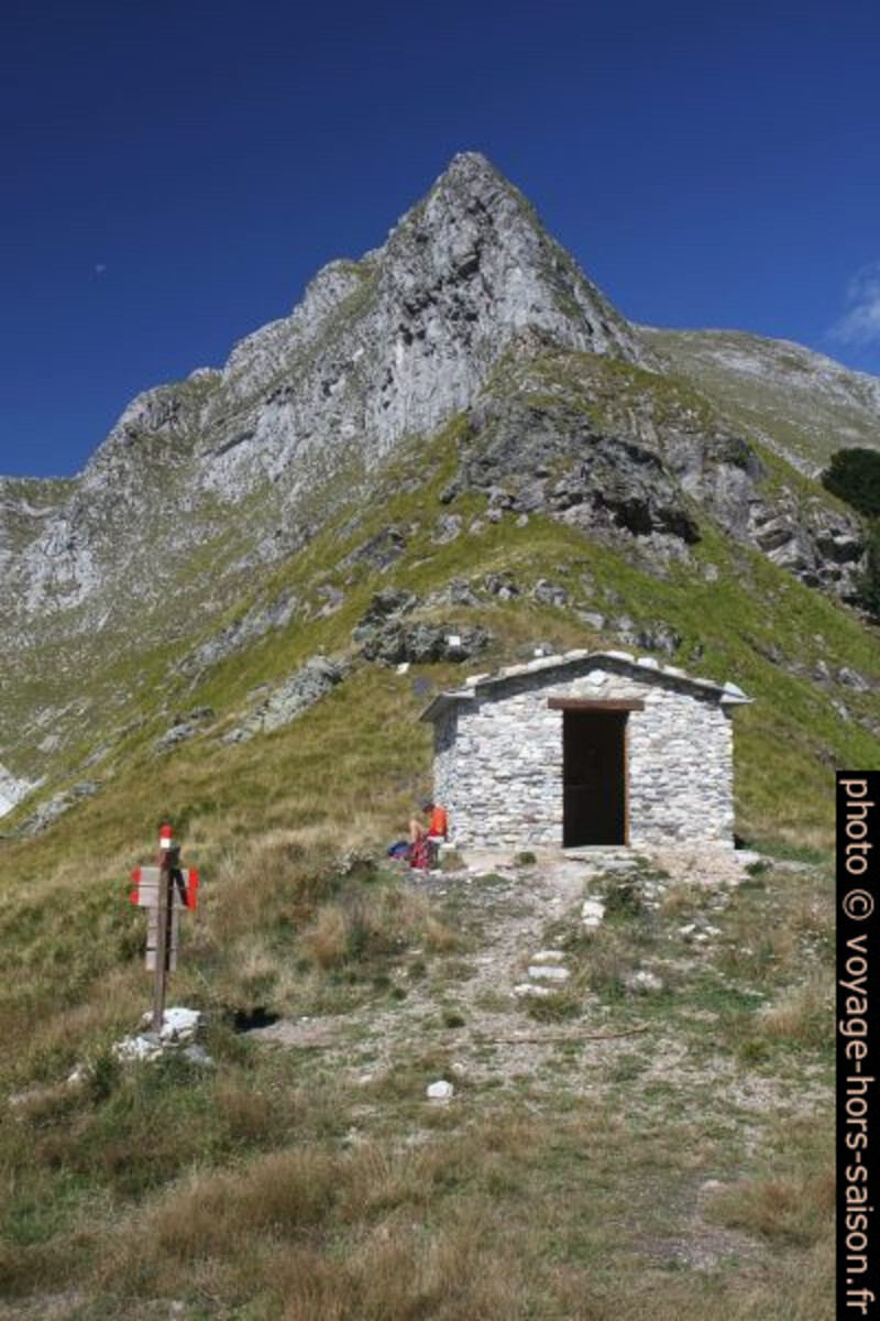 La chapelle-abri sur le Passo Sella. Photo © Alex Medwedeff