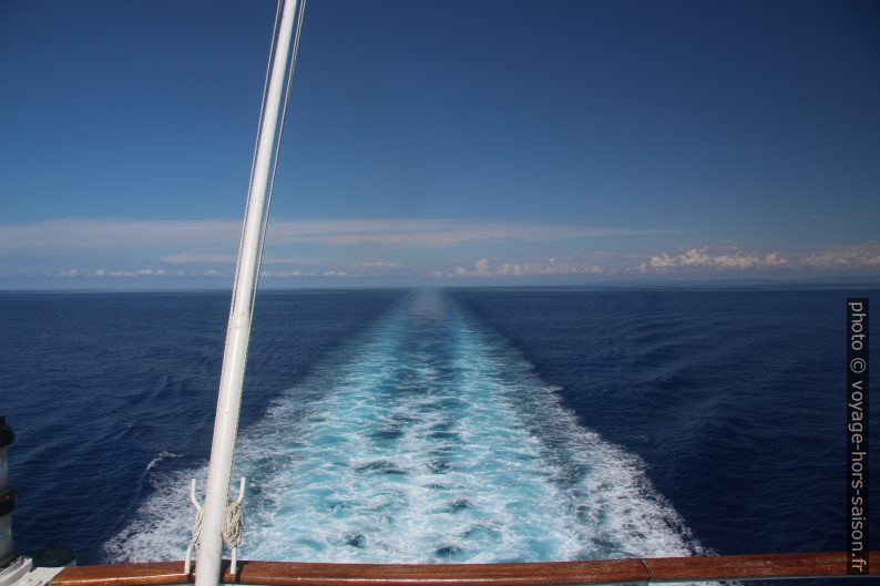 La trace laissée par notre ferry dans la Mer Méditerranée. Photo © Alex Medwedeff