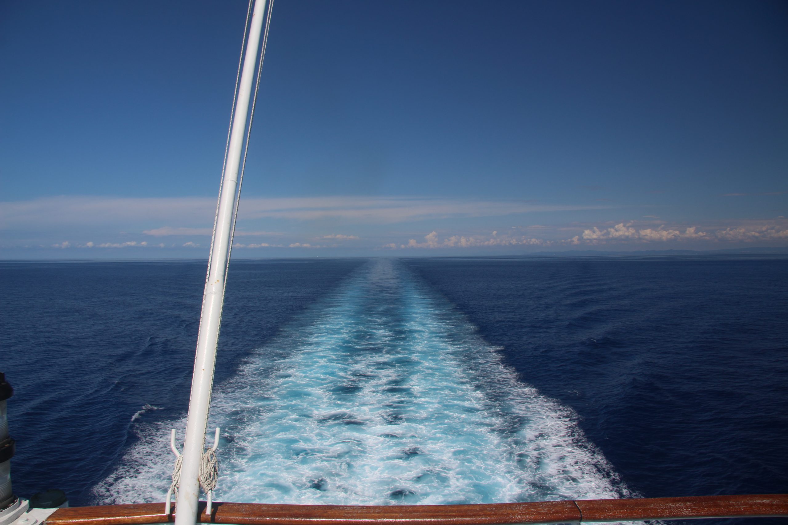 La trace laissée par notre ferry dans la Mer Méditerranée. Photo © Alex Medwedeff