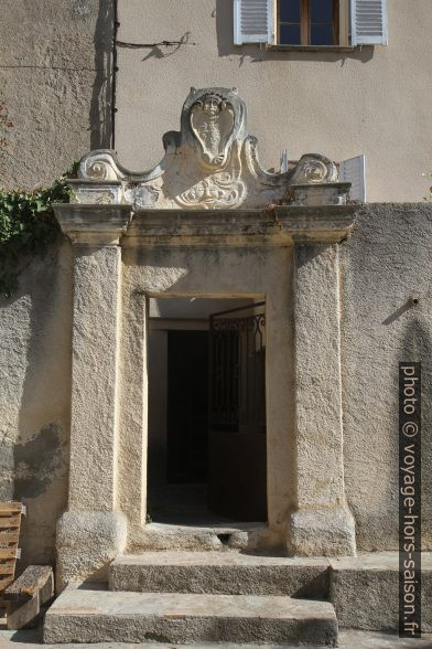 Porte d'une vieille maison . Photo © Alex Medwedeff