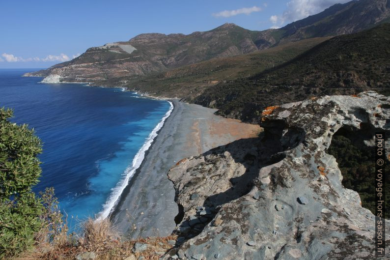 La plage au nord de Nonza. Photo © Alex Medwedeff